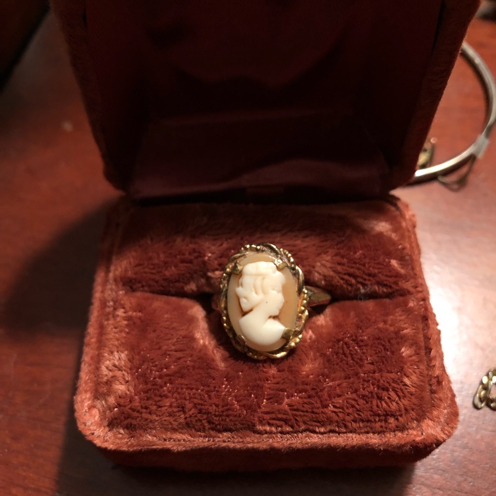 Women’s Vintage Cameo Ring